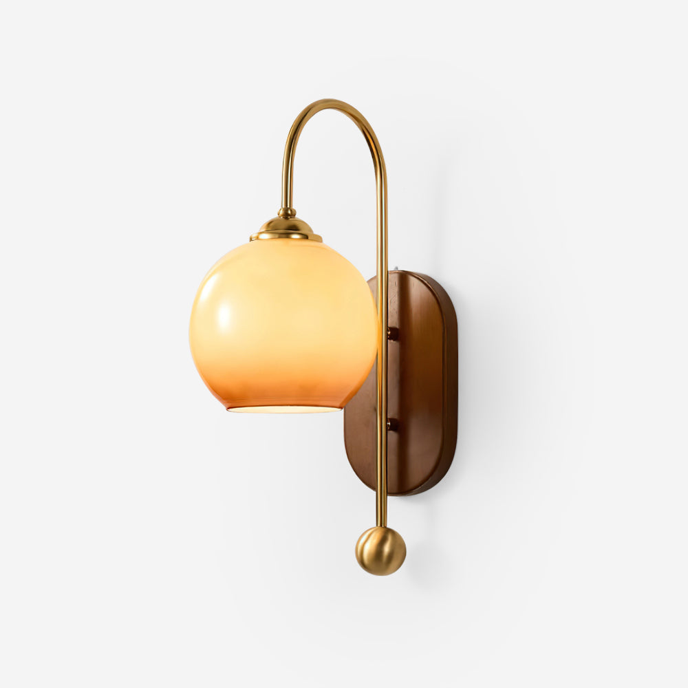 Wandlamp van metaal en glas met gladde bolvormige kap en houten achterplaat