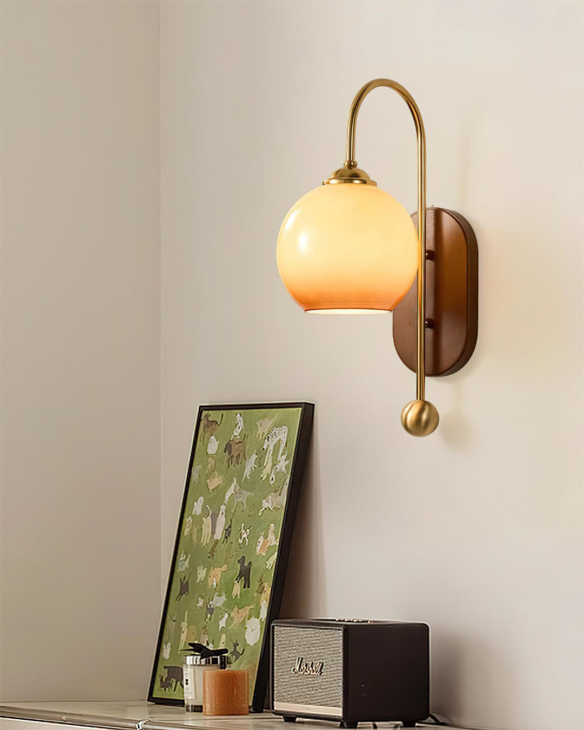 Wandlamp van metaal en glas met gladde bolvormige kap en houten achterplaat