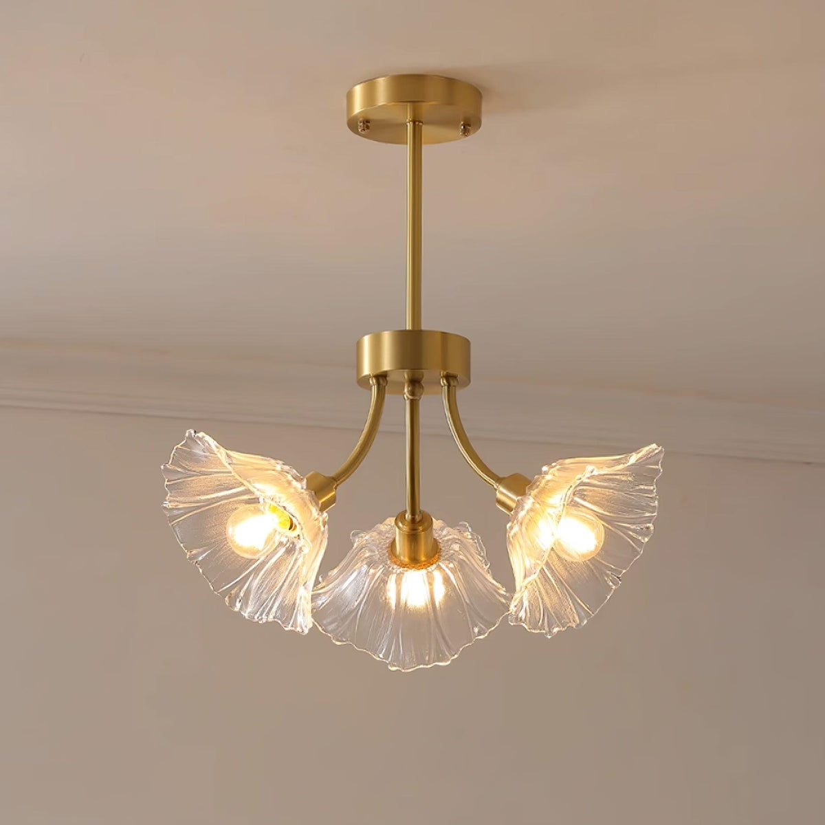 Fife Flower glas kroonluchter met messing afwerking
