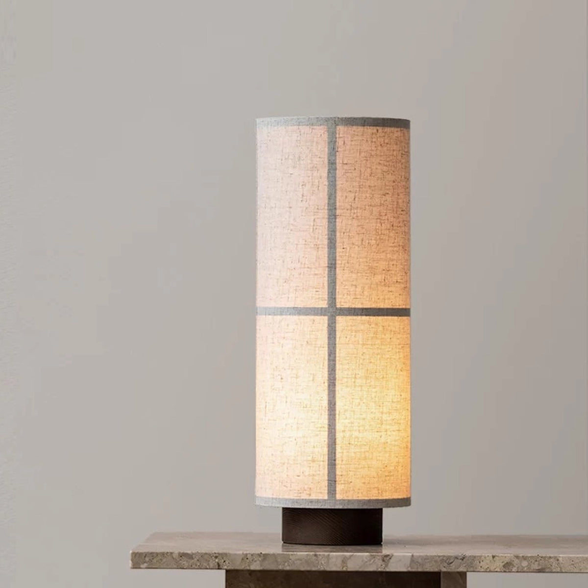 Lior Minimalistische tafellamp van stof en walnoothout