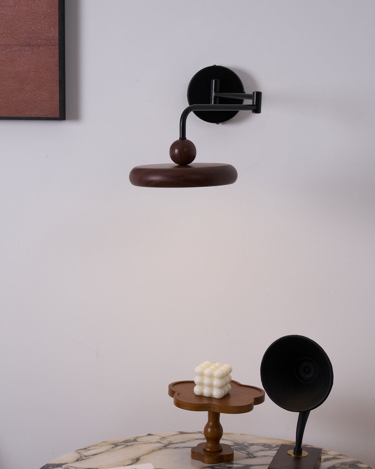 Kenshika wandlamp met houten schijf in zwart