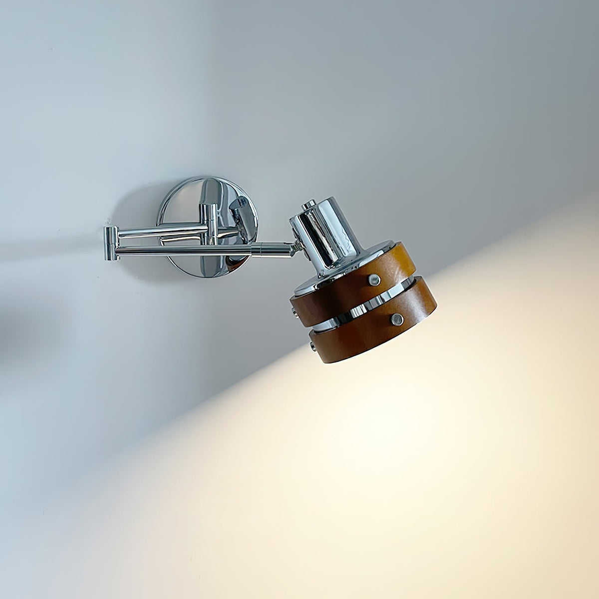 Karry wandlamp van hout met verstelbare arm, mid-century stijl