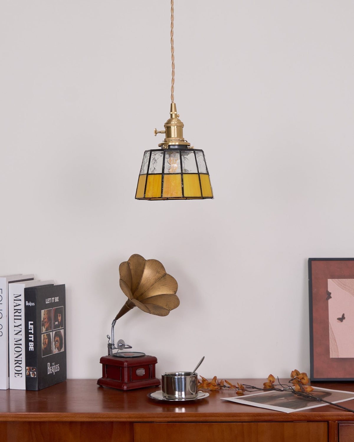 Hanglamp met verkleurd glazen kap in vintage patroon van messing