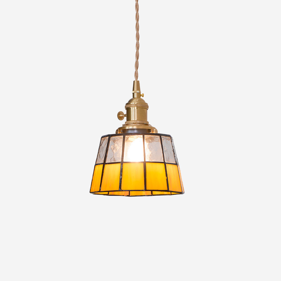 Hanglamp met verkleurd glazen kap in vintage patroon van messing