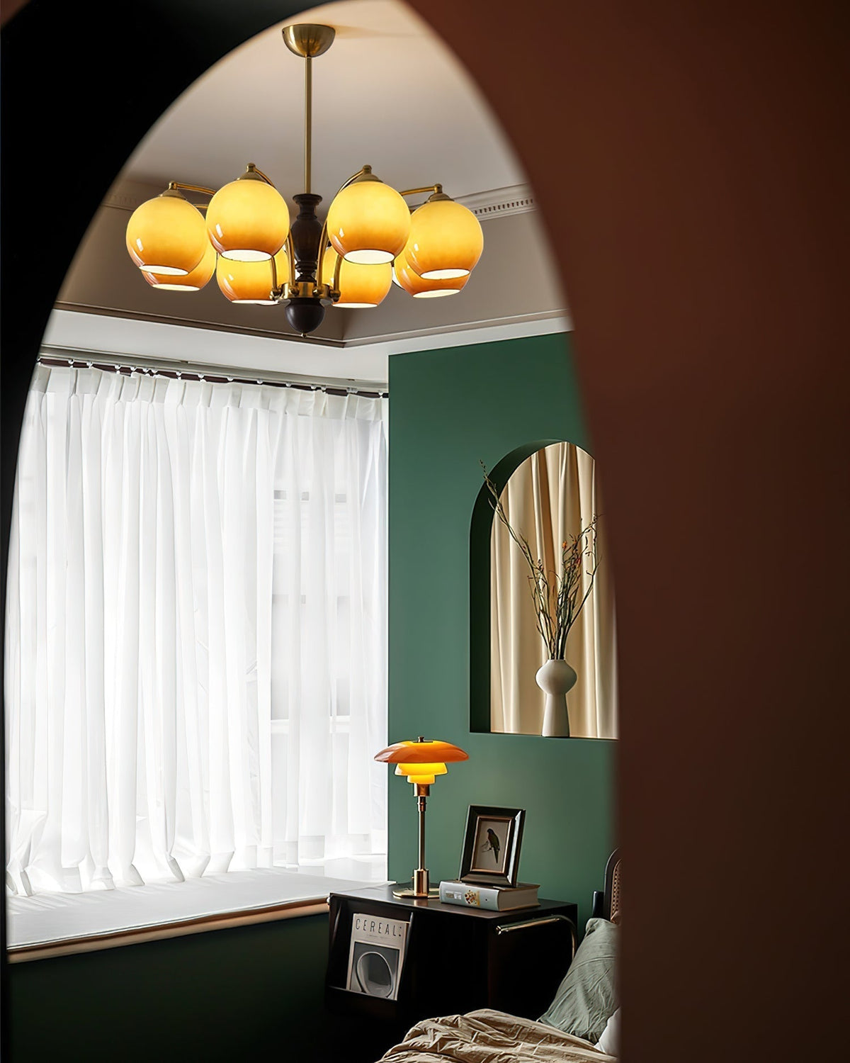 Kroonluchter met glazen kap, metalen frame en houten accenten, mid-century calm stijl
