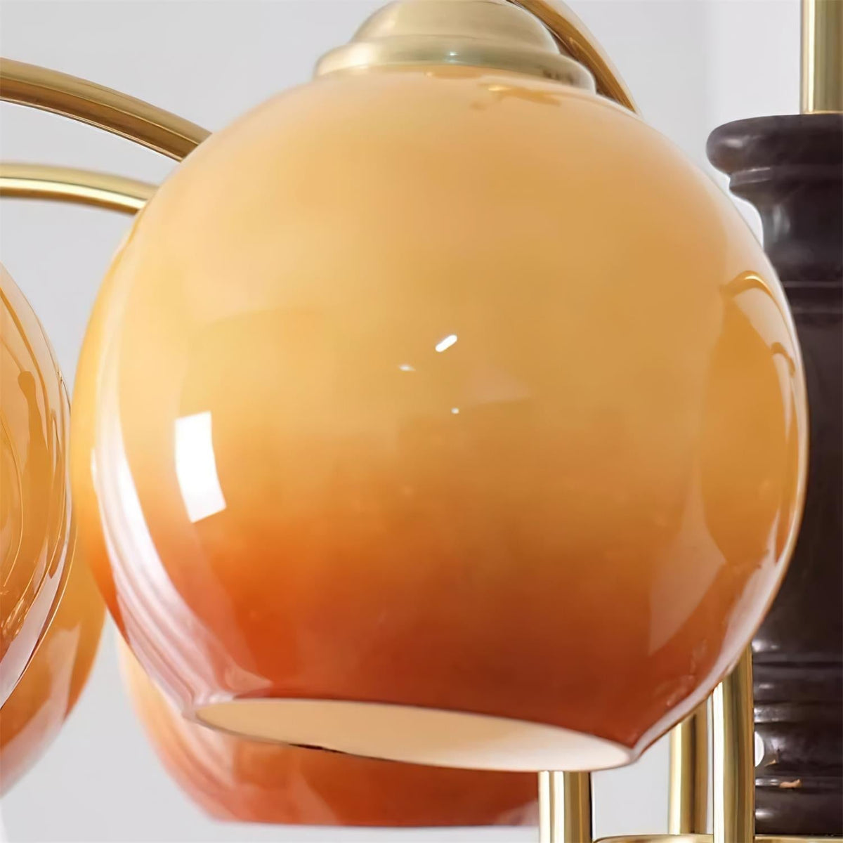 Kroonluchter met glazen kap, metalen frame en houten accenten, mid-century calm stijl