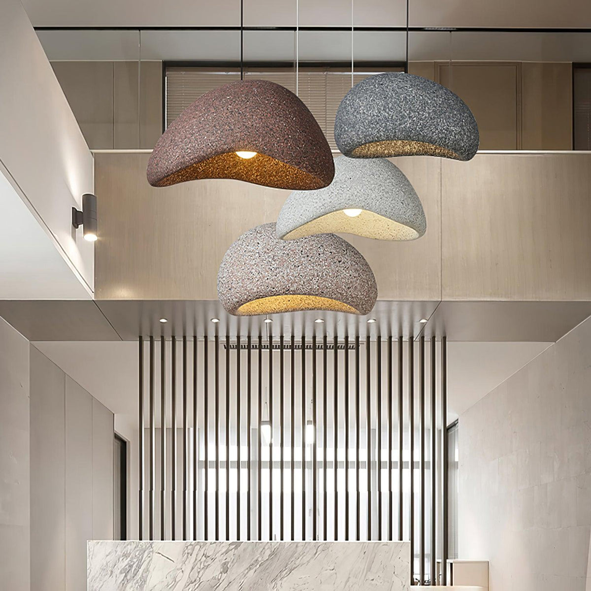 Tsukiyo Wabi-Sabi hanglamp met onregelmatige gebogen kap en gespikkelde textuur