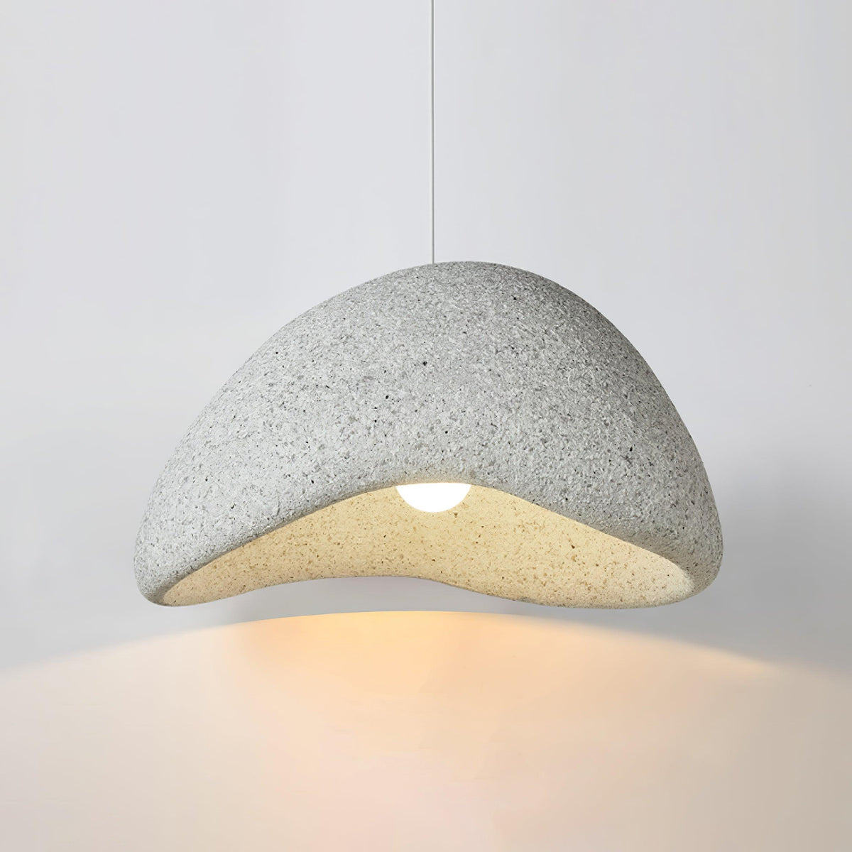 Tsukiyo Wabi-Sabi hanglamp met onregelmatige gebogen kap en gespikkelde textuur