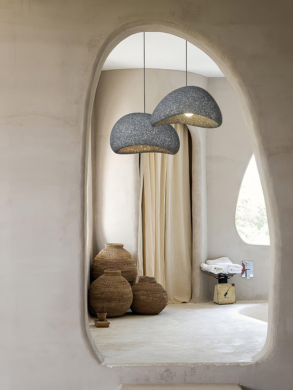 Tsukiyo Wabi-Sabi hanglamp met onregelmatige gebogen kap en gespikkelde textuur