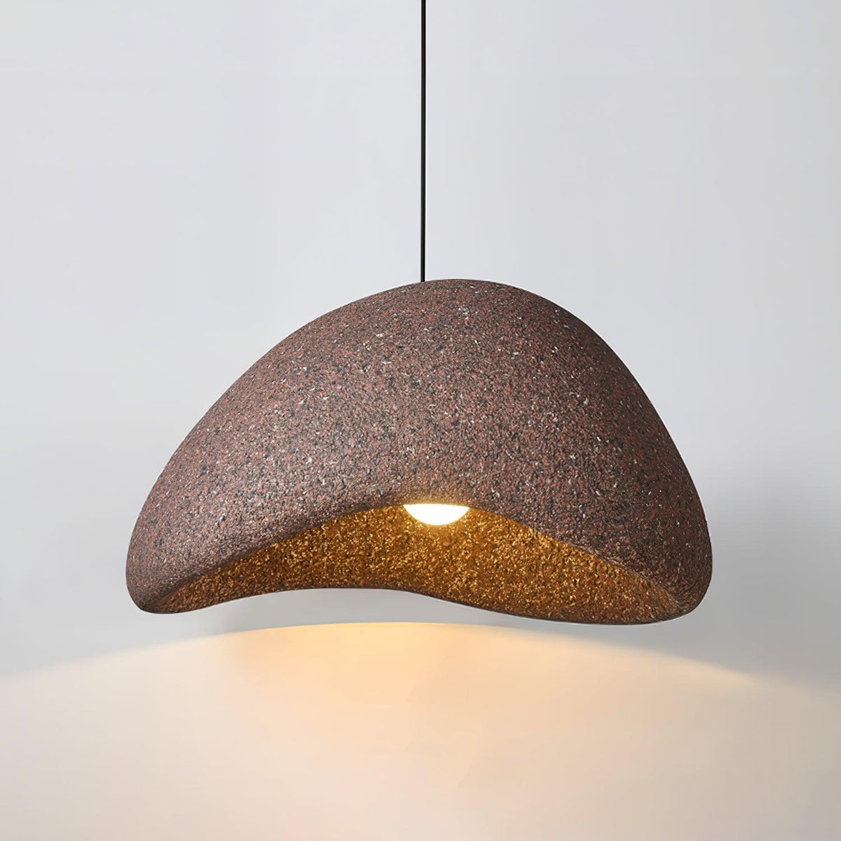 Tsukiyo Wabi-Sabi hanglamp met onregelmatige gebogen kap en gespikkelde textuur