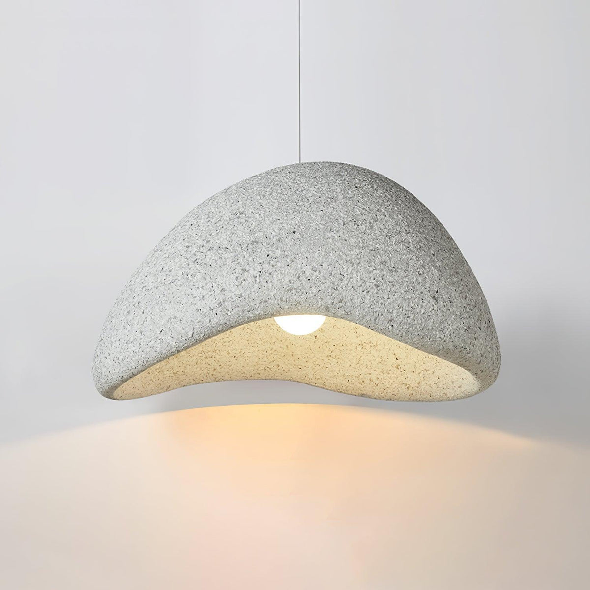 Tsukiyo Wabi-Sabi hanglamp met onregelmatige gebogen kap en gespikkelde textuur