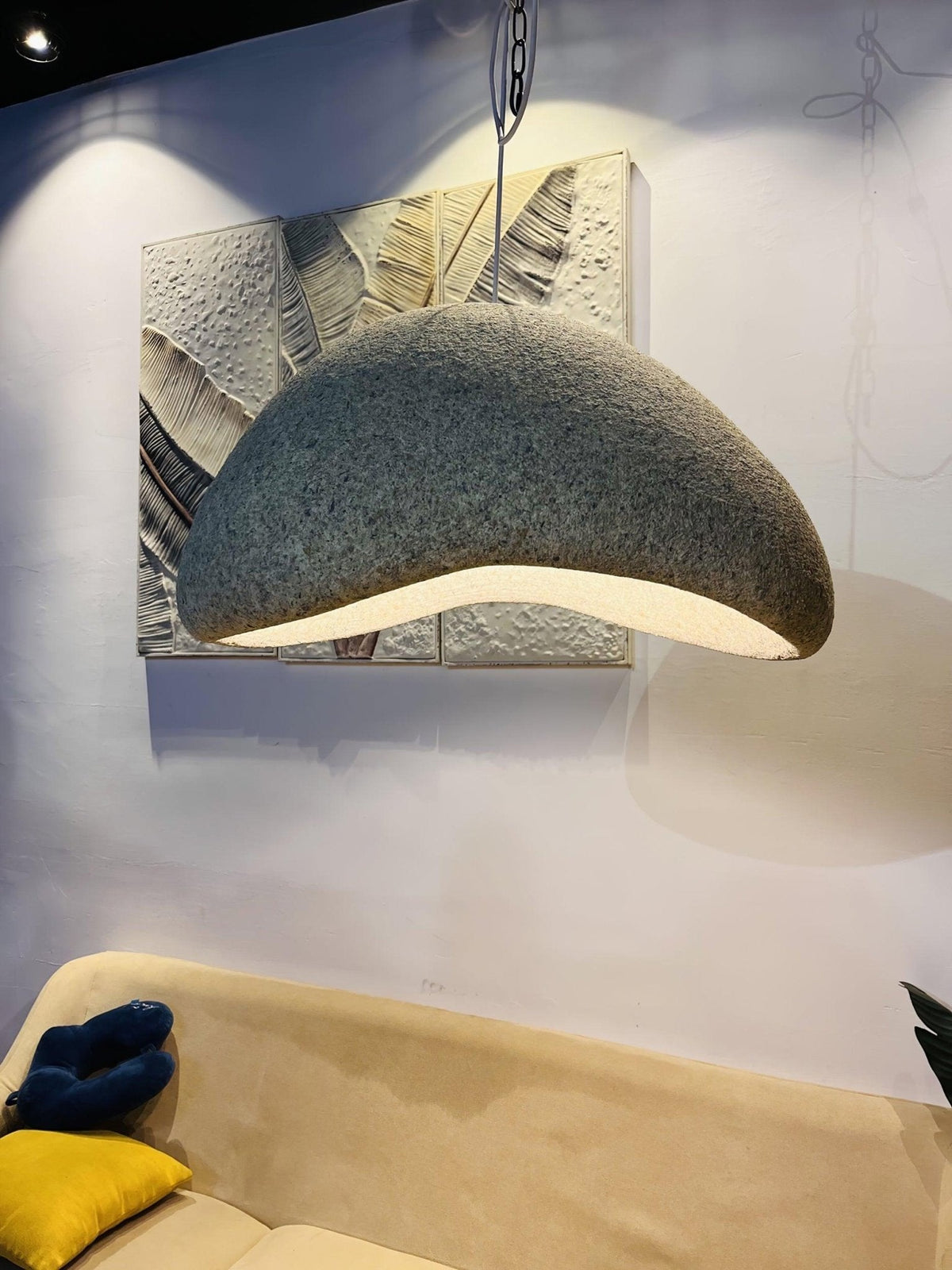 Tsukiyo Wabi-Sabi hanglamp met onregelmatige gebogen kap en gespikkelde textuur