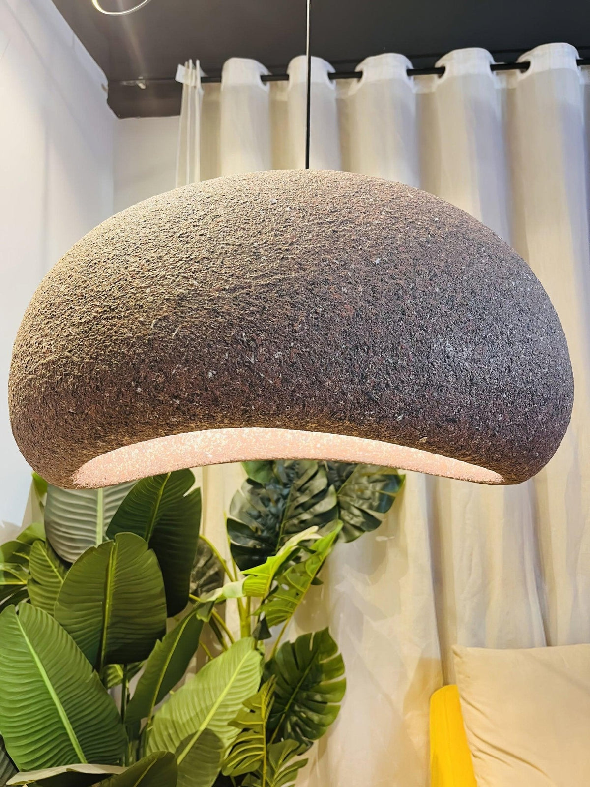 Tsukiyo Wabi-Sabi hanglamp met onregelmatige gebogen kap en gespikkelde textuur