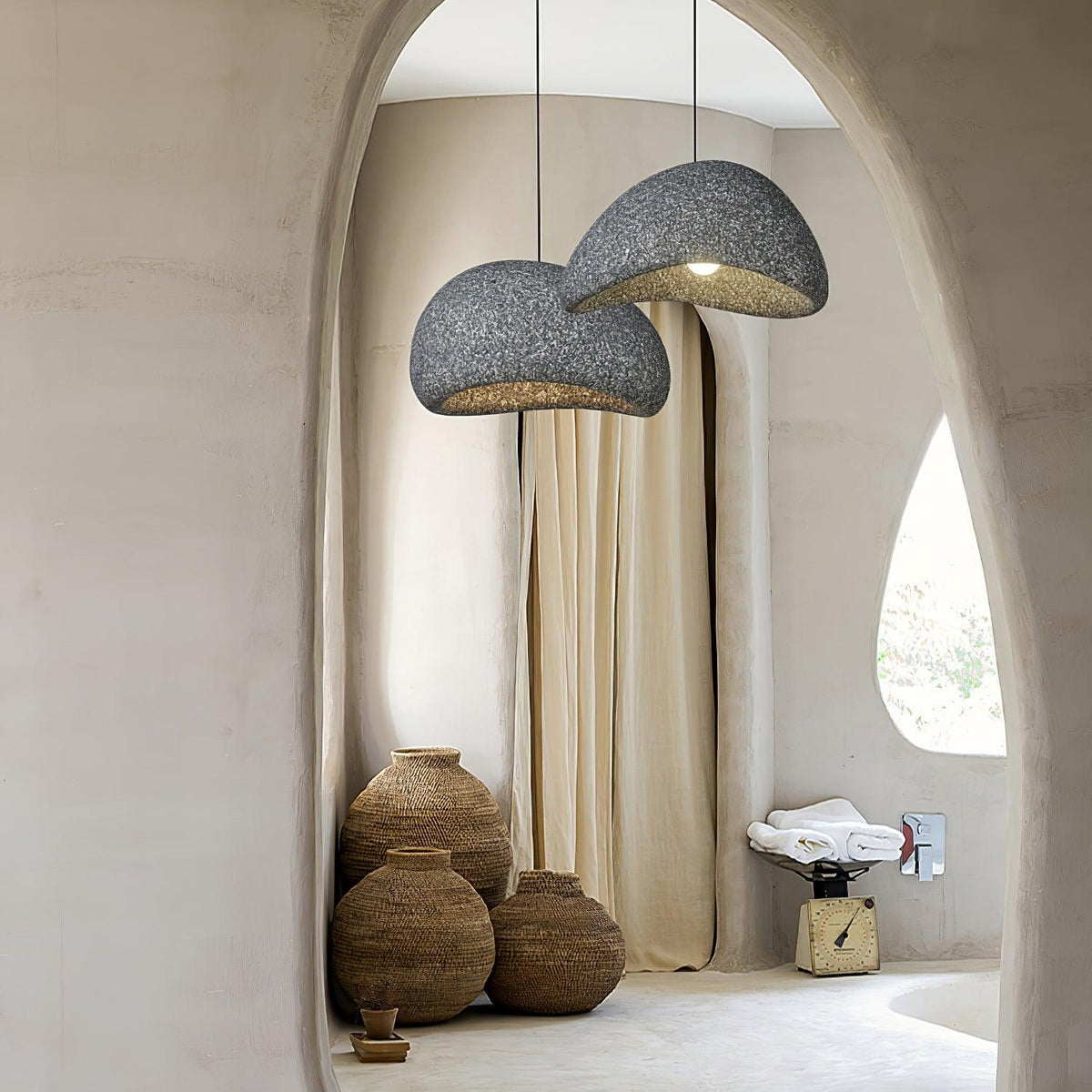 Tsukiyo Wabi-Sabi hanglamp met onregelmatige gebogen kap en gespikkelde textuur