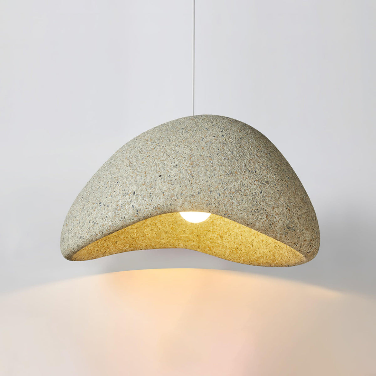 Tsukiyo Wabi-Sabi hanglamp met onregelmatige gebogen kap en gespikkelde textuur
