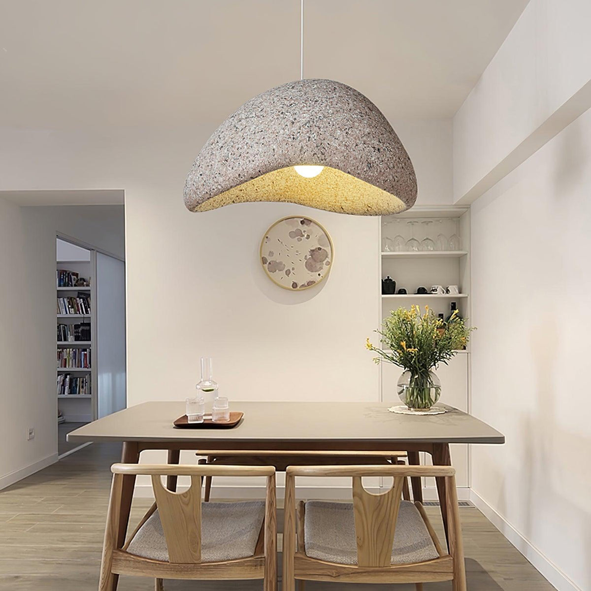 Tsukiyo Wabi-Sabi hanglamp met onregelmatige gebogen kap en gespikkelde textuur