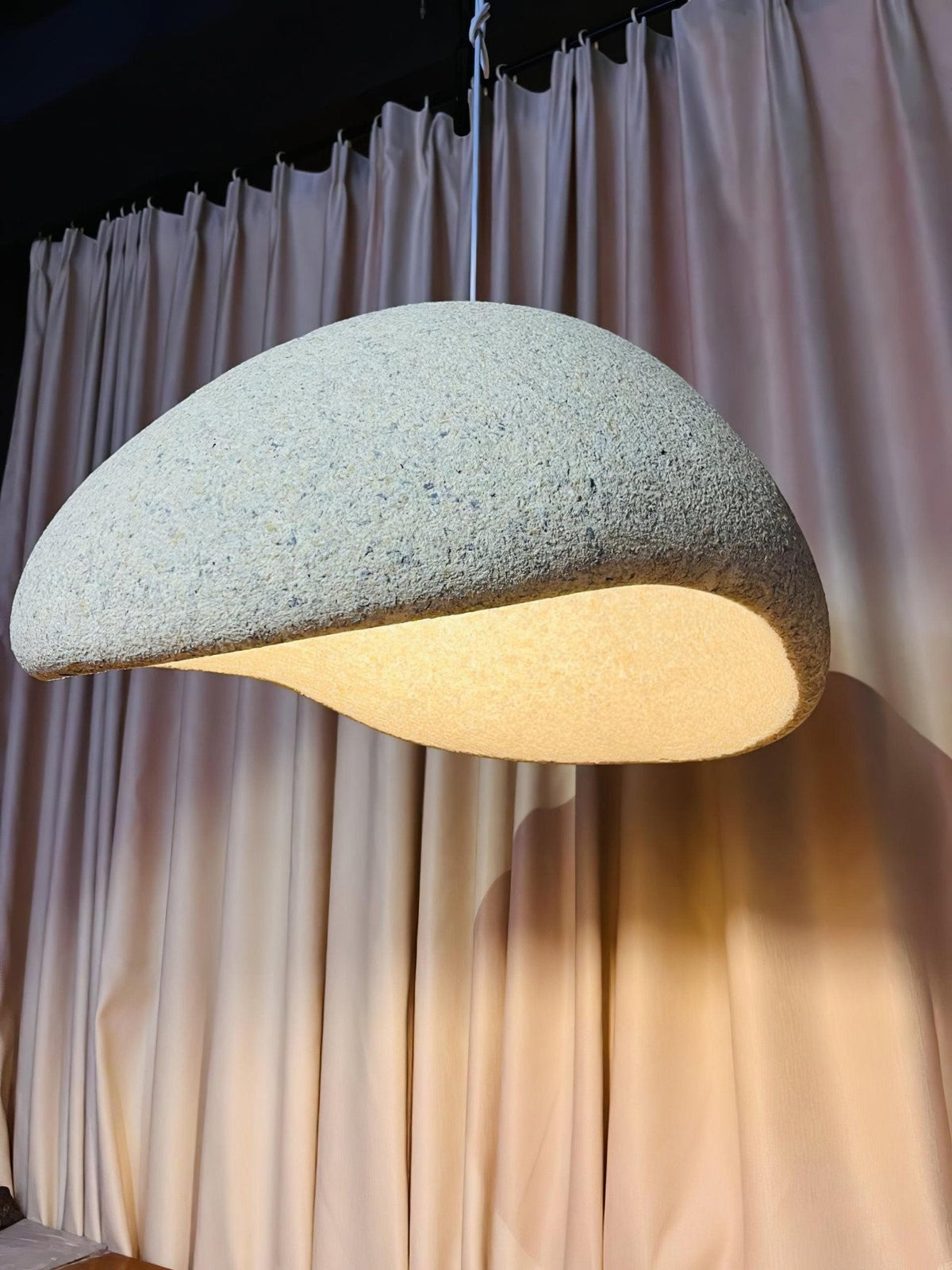 Tsukiyo Wabi-Sabi hanglamp met onregelmatige gebogen kap en gespikkelde textuur