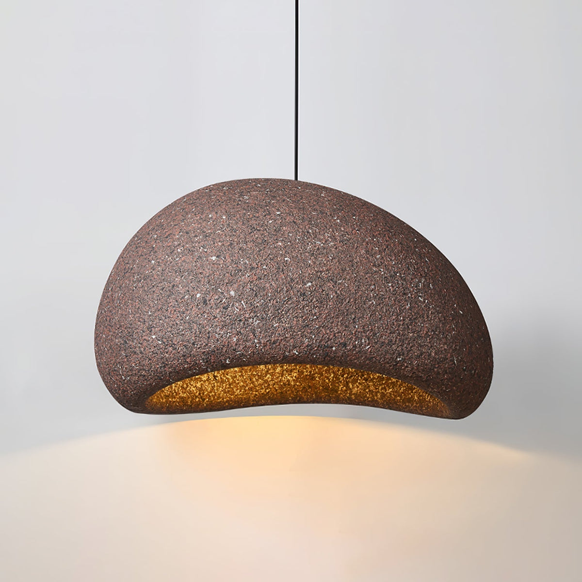 Tsukiyo Wabi-Sabi hanglamp met onregelmatige gebogen kap en gespikkelde textuur