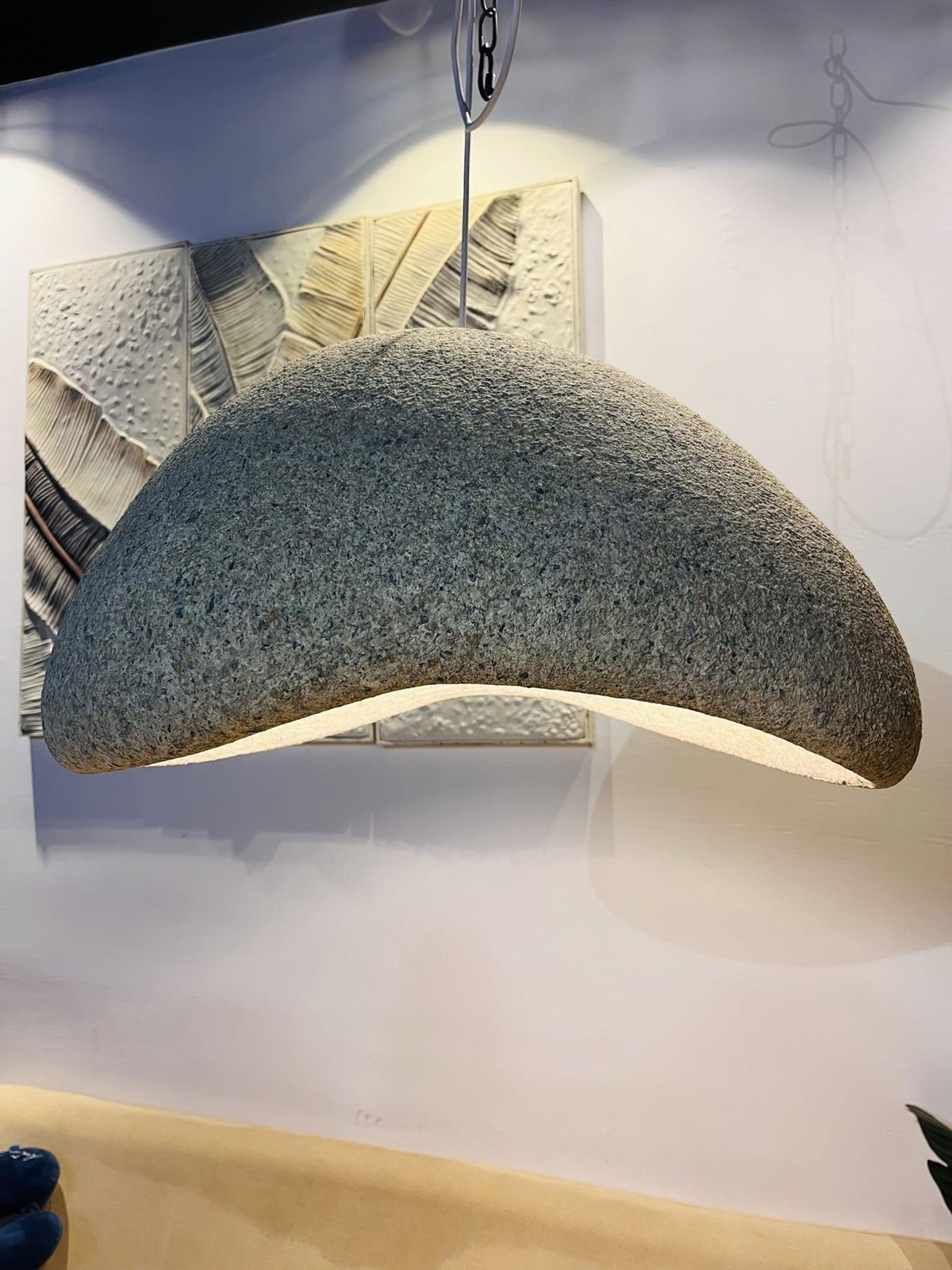 Tsukiyo Wabi-Sabi hanglamp met onregelmatige gebogen kap en gespikkelde textuur