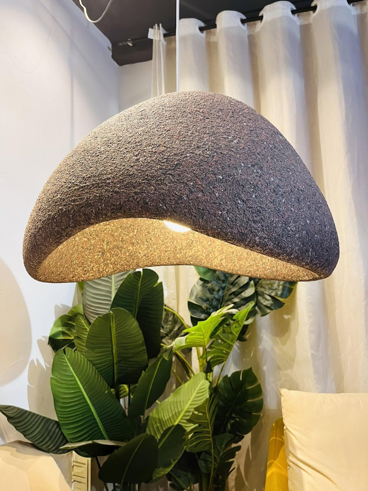 Tsukiyo Wabi-Sabi hanglamp met onregelmatige gebogen kap en gespikkelde textuur
