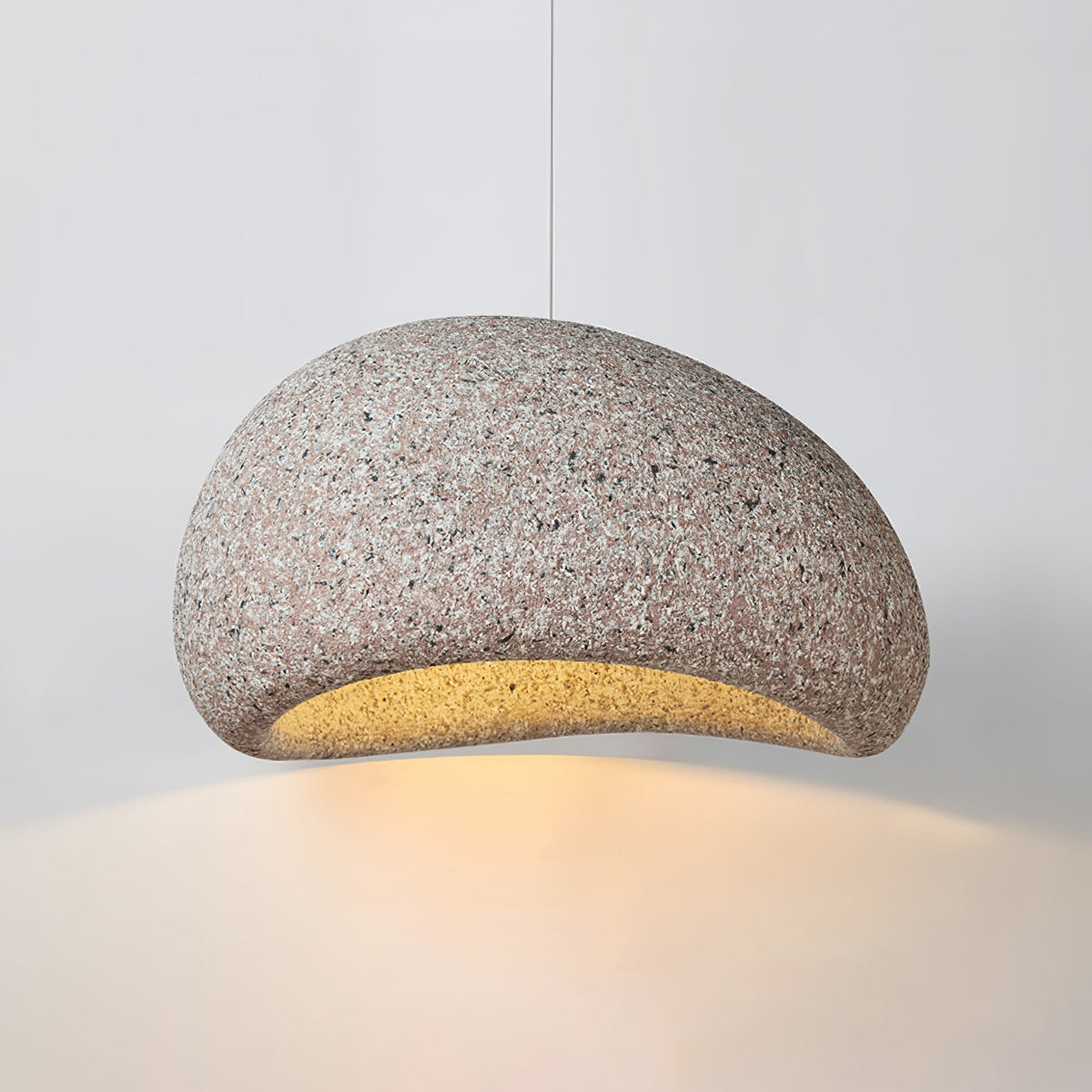 Tsukiyo Wabi-Sabi hanglamp met onregelmatige gebogen kap en gespikkelde textuur