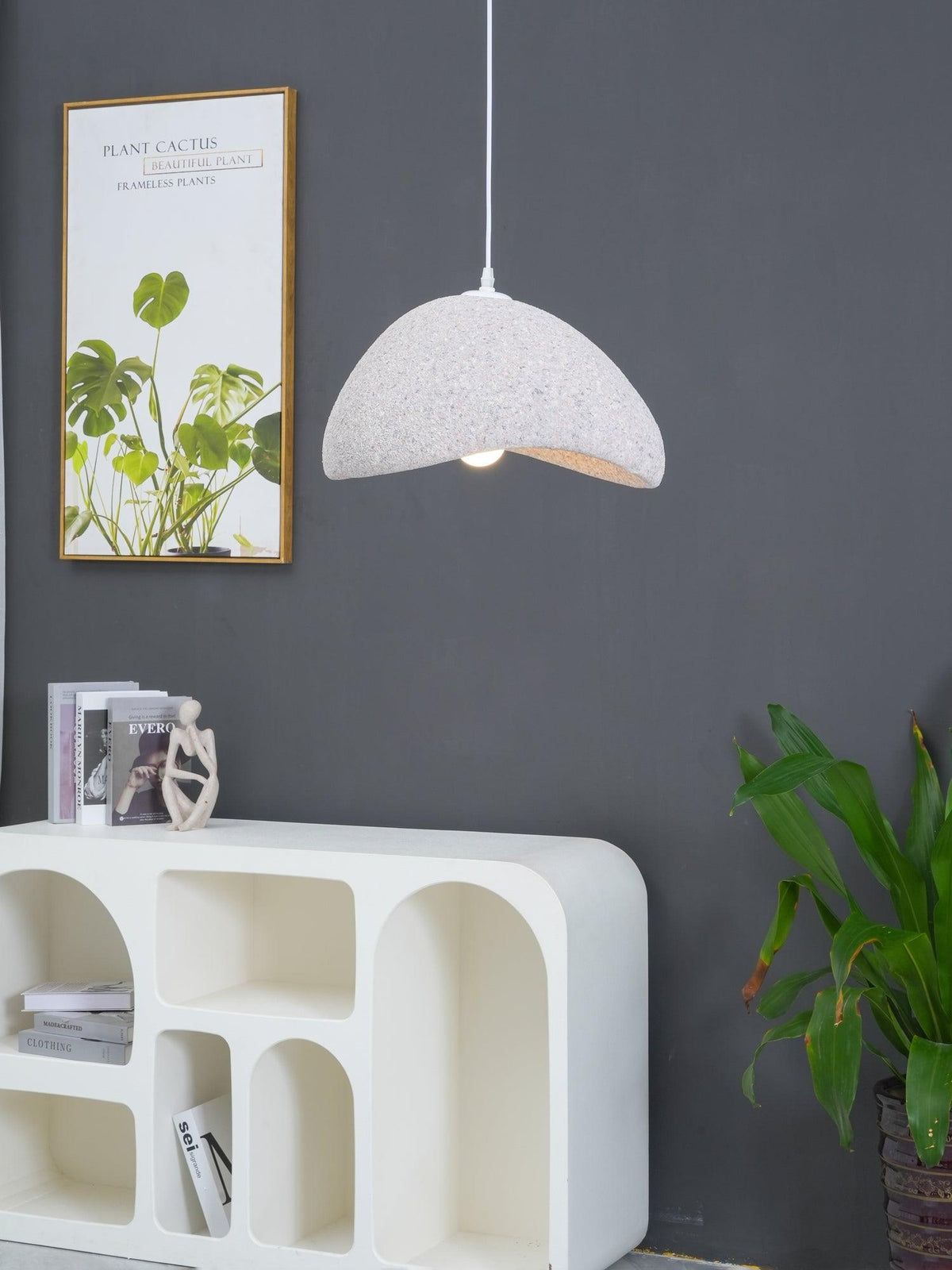Tsukiyo Wabi-Sabi hanglamp met onregelmatige gebogen kap en gespikkelde textuur