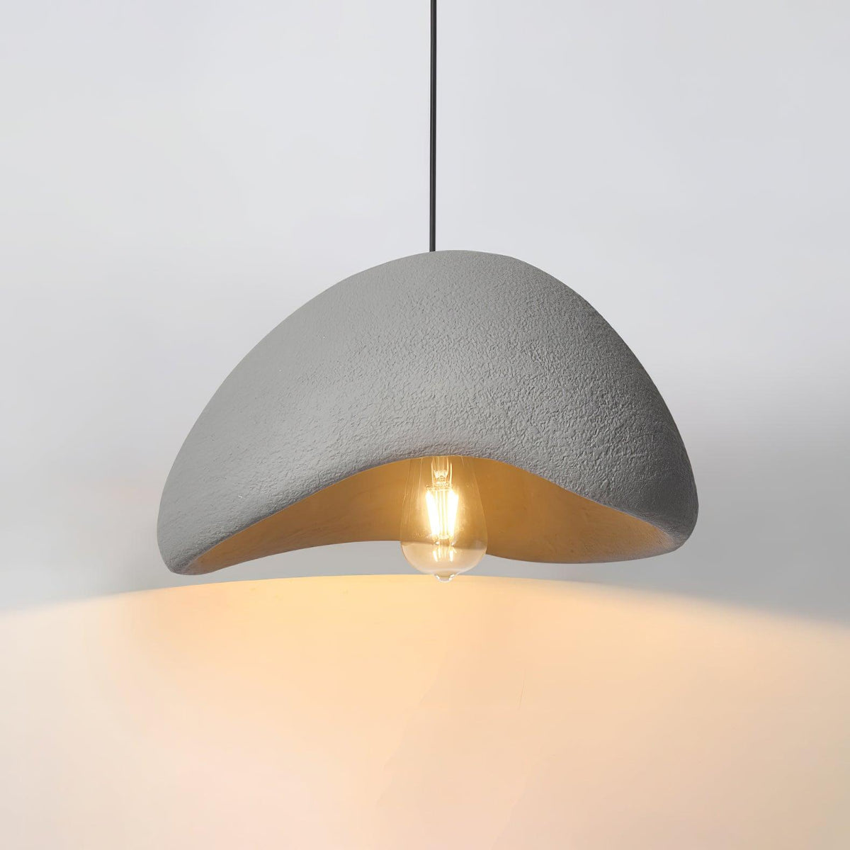 Moderne hanglamp met organische gebogen kap, zachte textuur en artistiek ontwerp