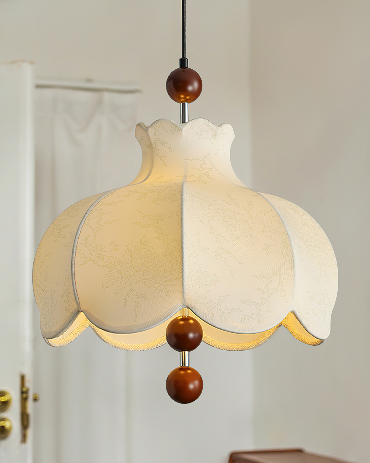 Vintage hanglamp met stoffen kap en houten accenten voor de woonkamer