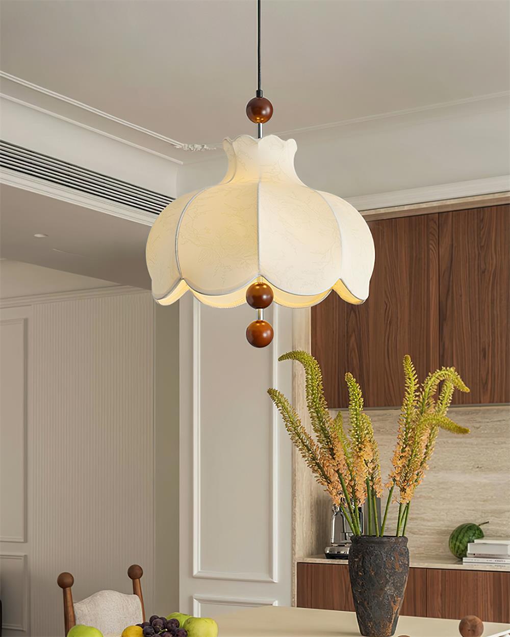 Vintage hanglamp met stoffen kap en houten accenten voor de woonkamer