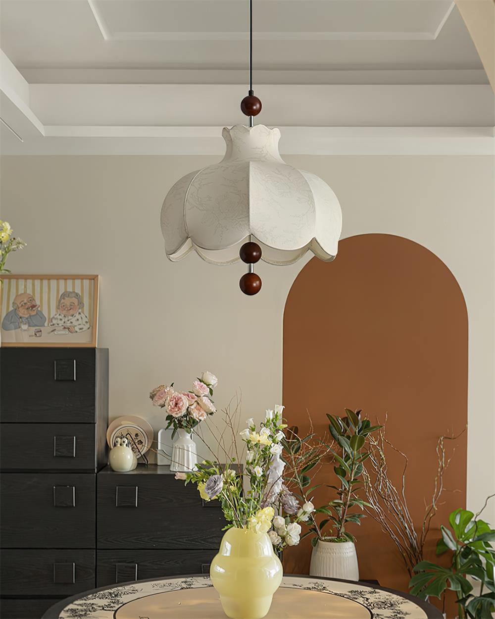 Vintage hanglamp met stoffen kap en houten accenten voor de woonkamer