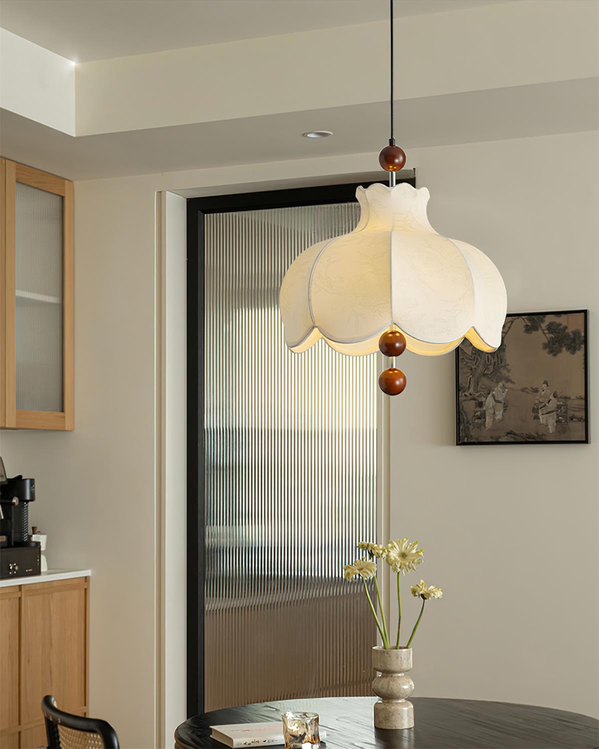 Vintage hanglamp met stoffen kap en houten accenten voor de woonkamer