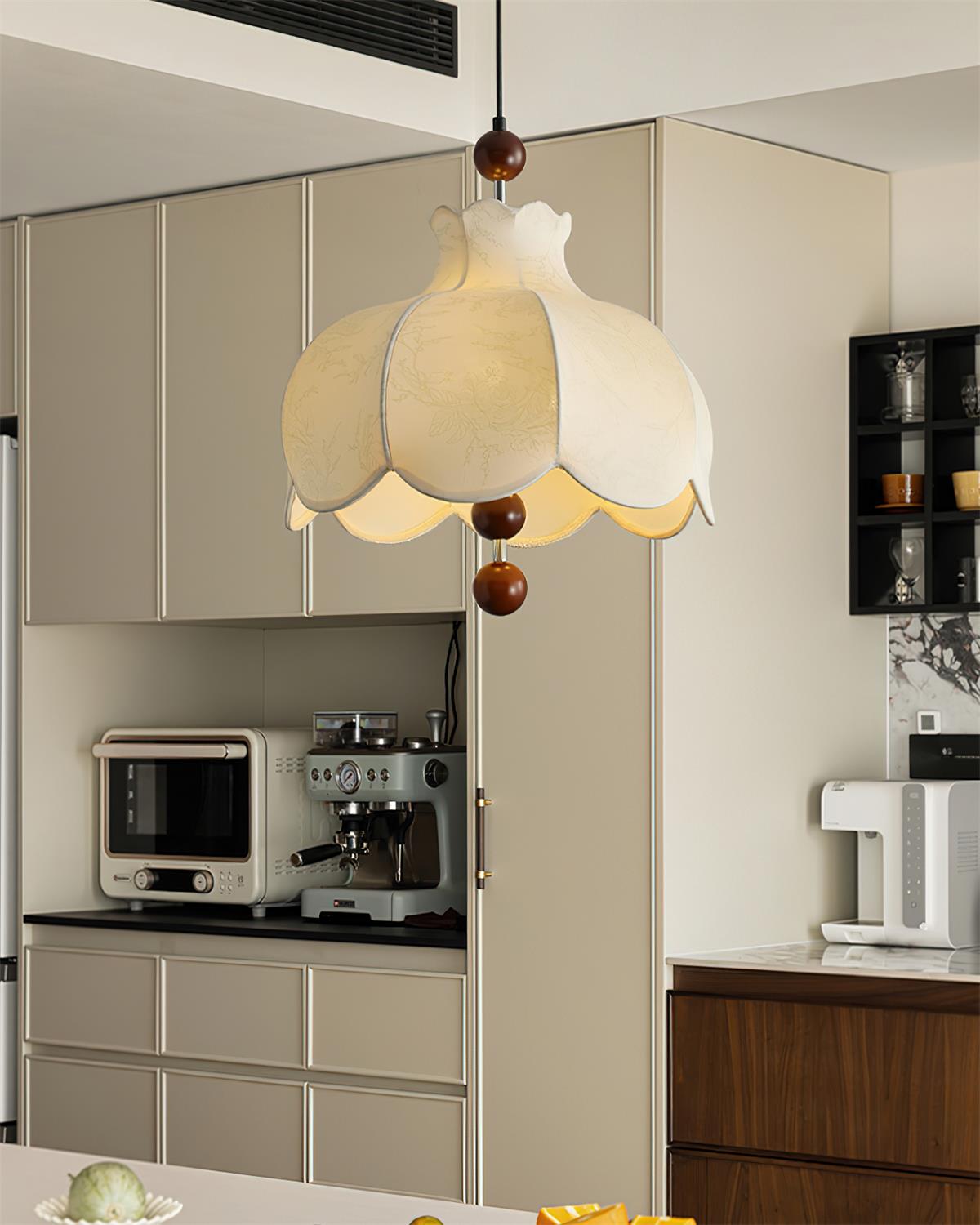 Vintage hanglamp met stoffen kap en houten accenten voor de woonkamer