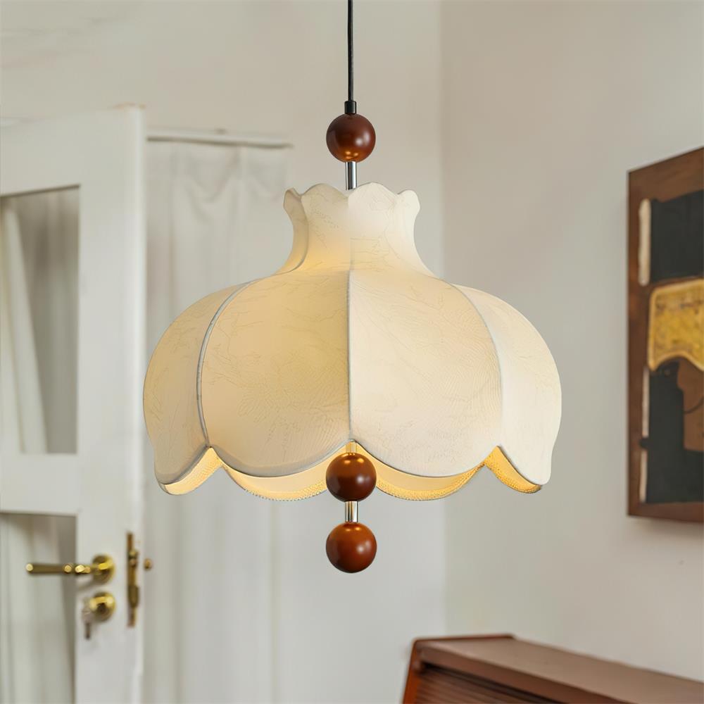 Vintage hanglamp met stoffen kap en houten accenten voor de woonkamer