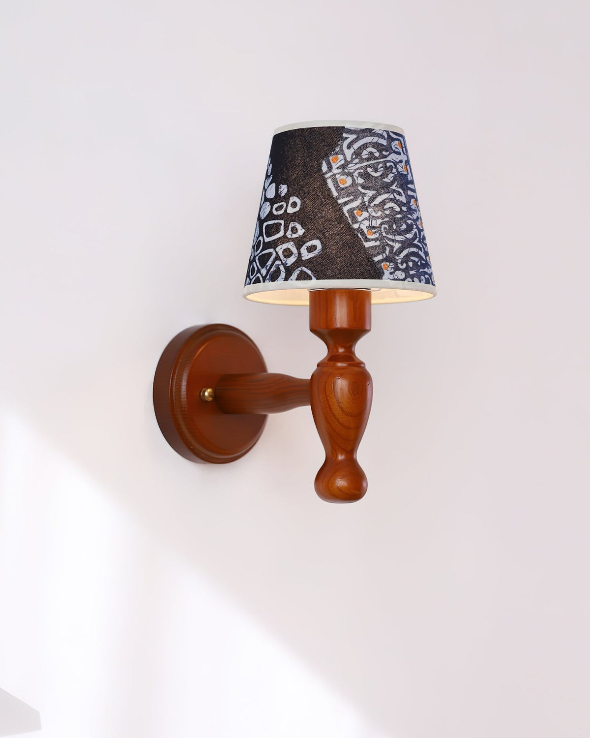 Orbel Mapleleaf wandlamp met houten element