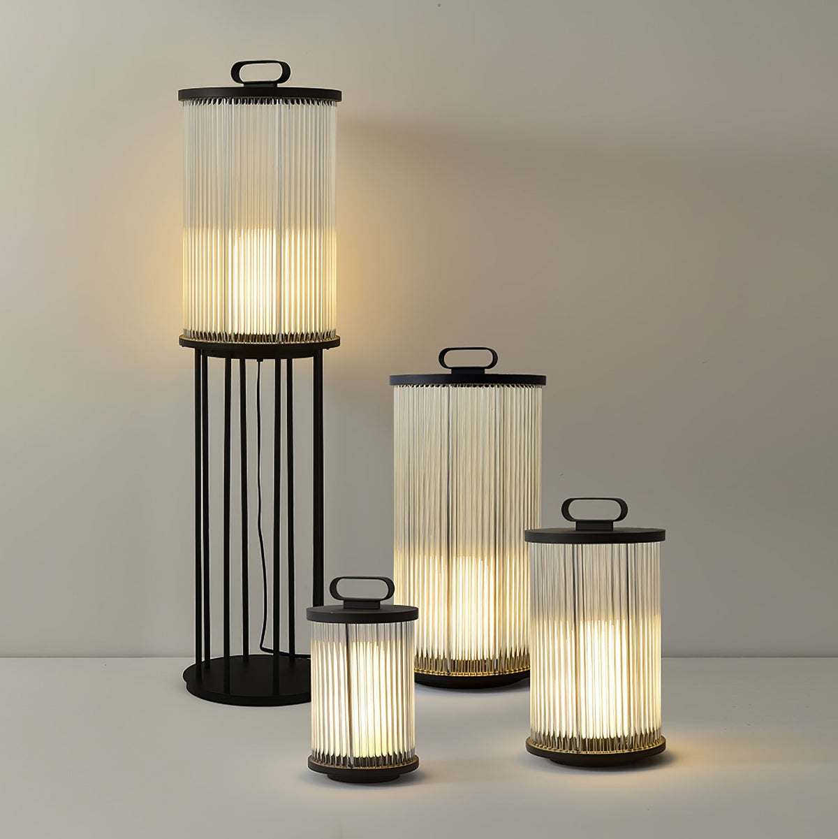 Niri vloerlamp van staal en acryl met minimalistisch ontwerp