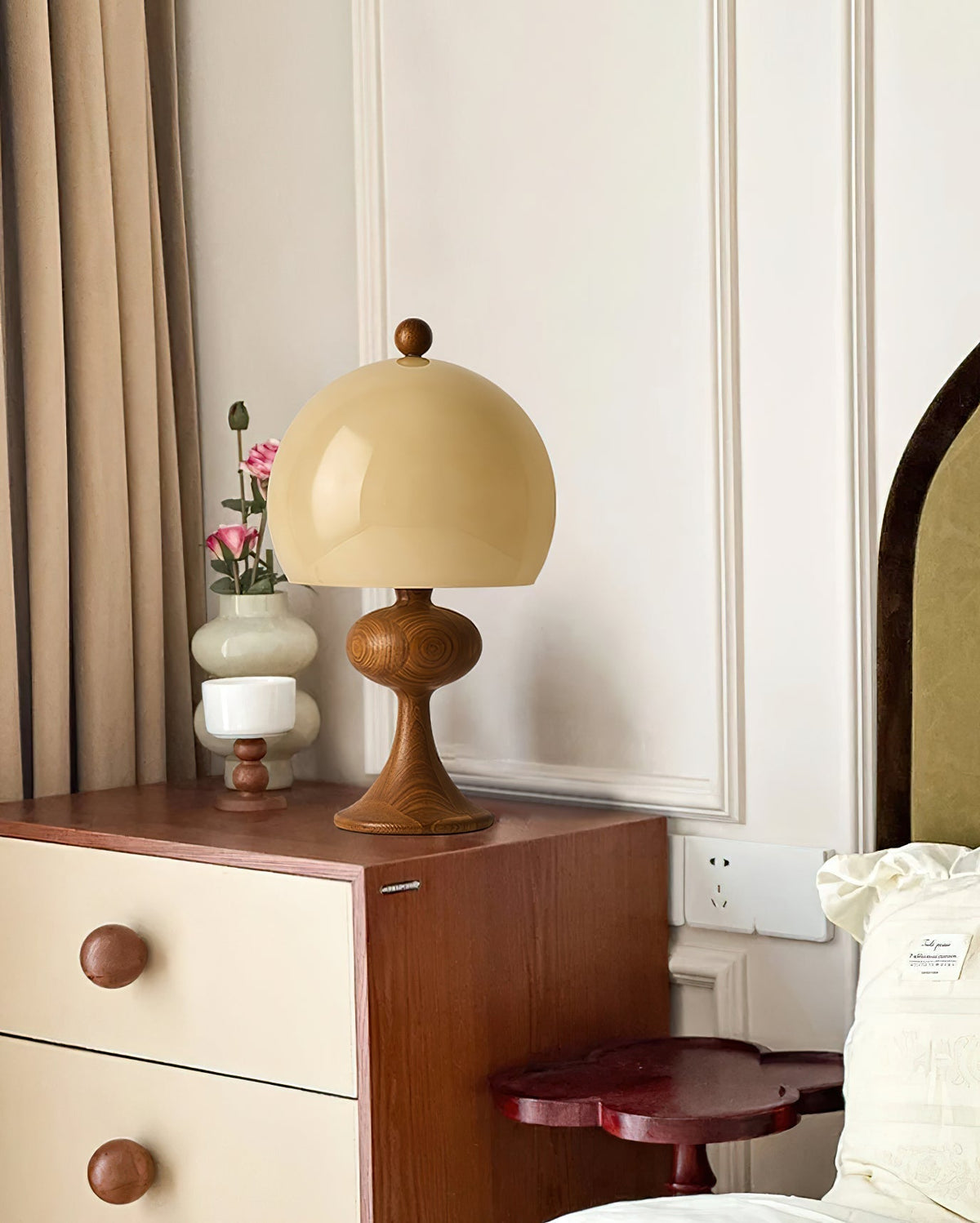 Emrys tafellamp van walnoothout met beige lampenkap