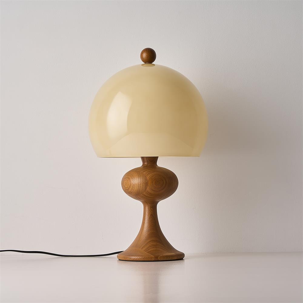 Emrys tafellamp van walnoothout met beige lampenkap