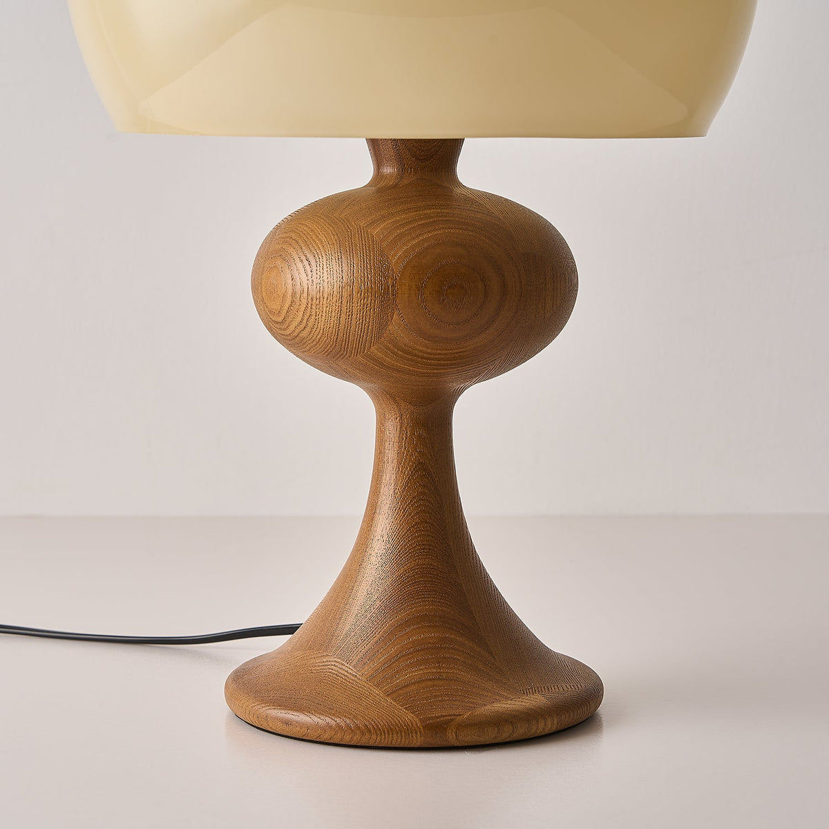 Emrys tafellamp van walnoothout met beige lampenkap