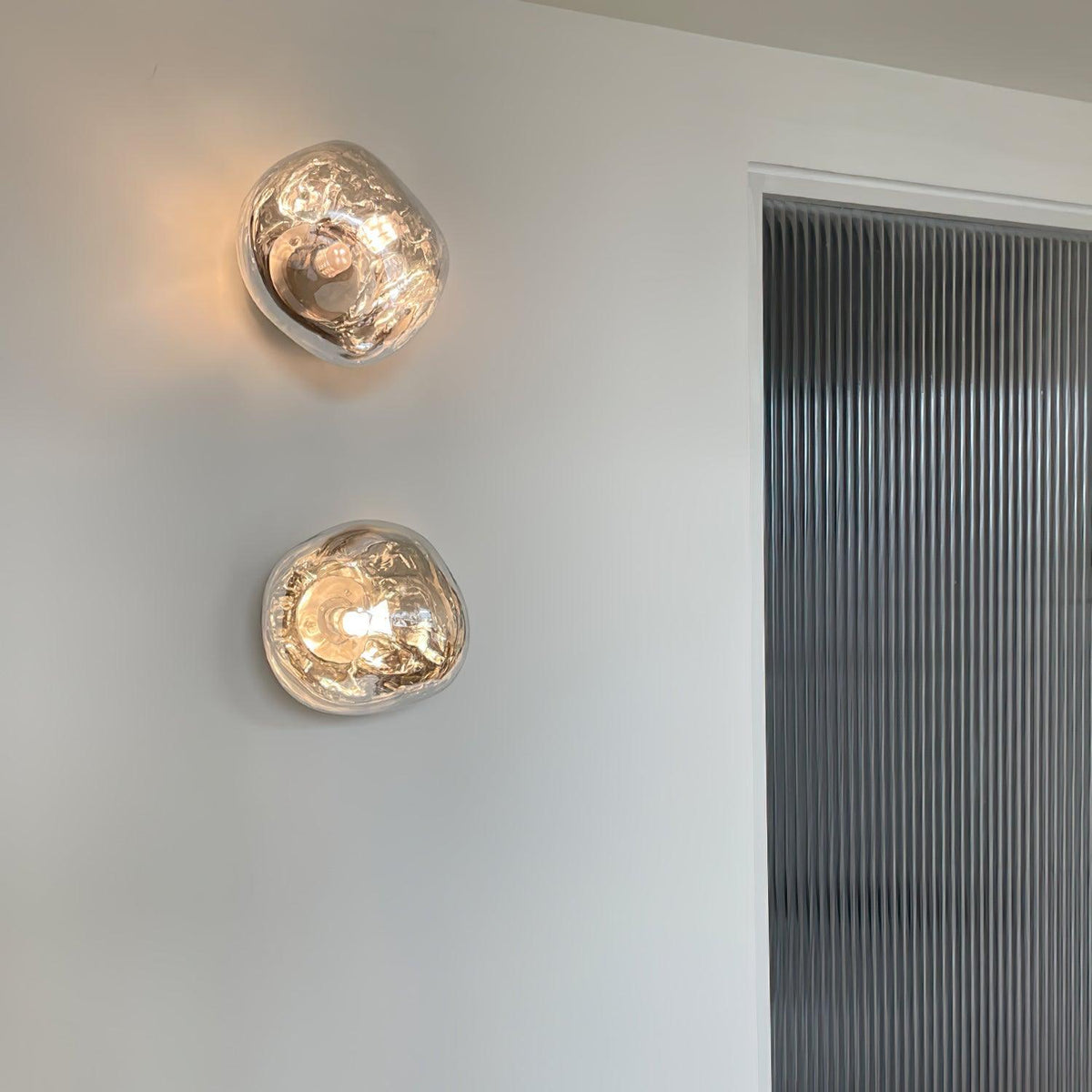 Leni wandlamp met amberkleurig rookglas
