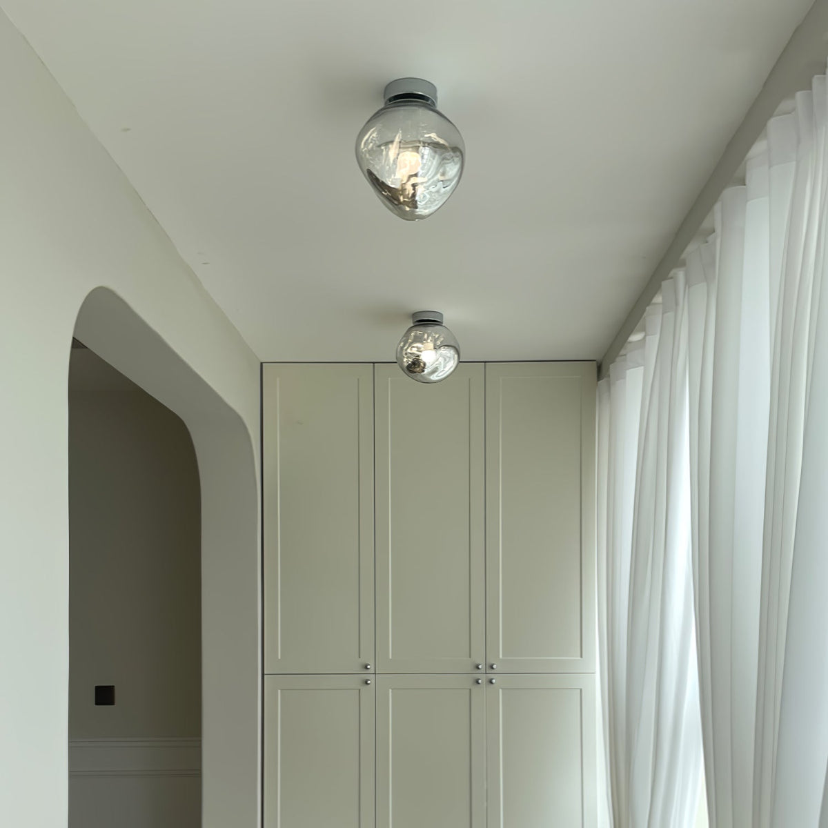 Leni wandlamp met amberkleurig rookglas