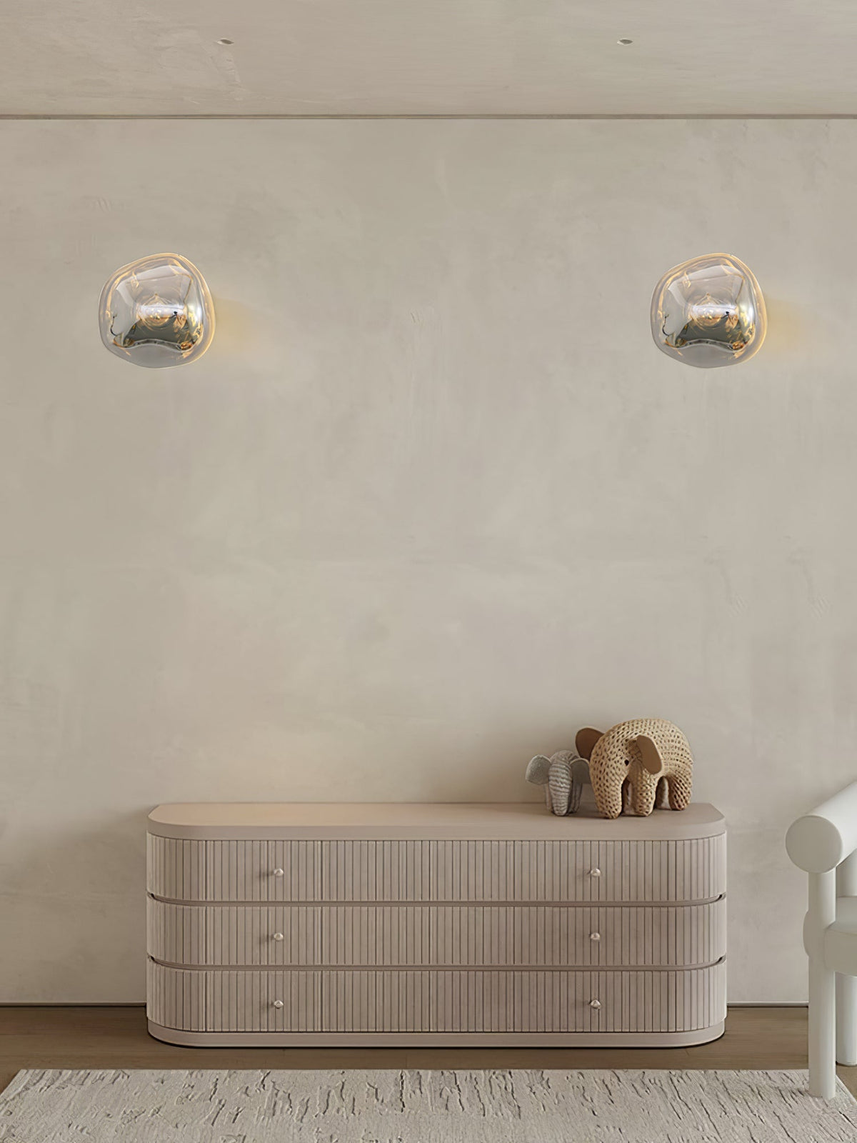 Leni wandlamp met amberkleurig rookglas