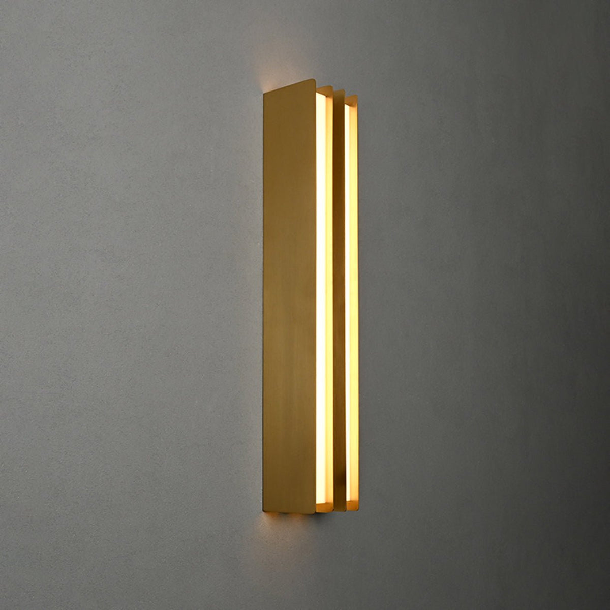Vincent Minimalistische messing wandlamp met gelaagde bladen