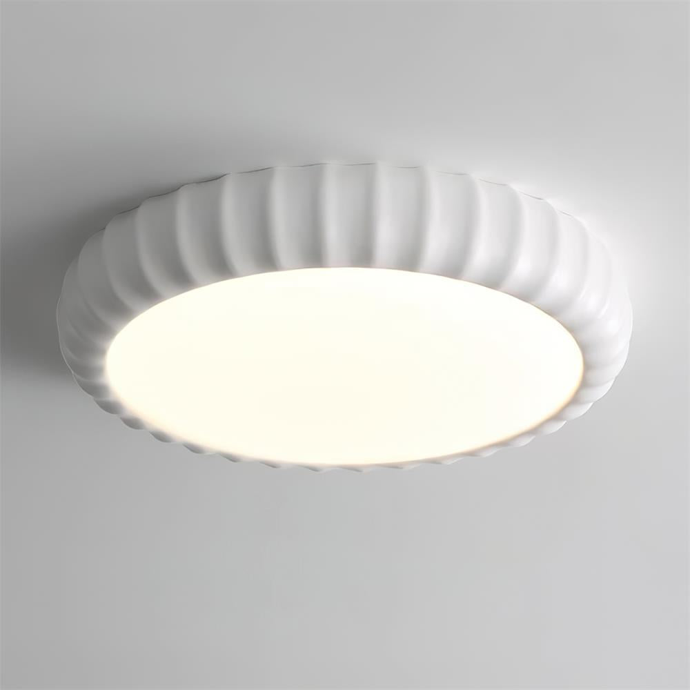 Moderne vlakke plafondlamp van hars in zachte groene kleur met minimalistisch ontwerp