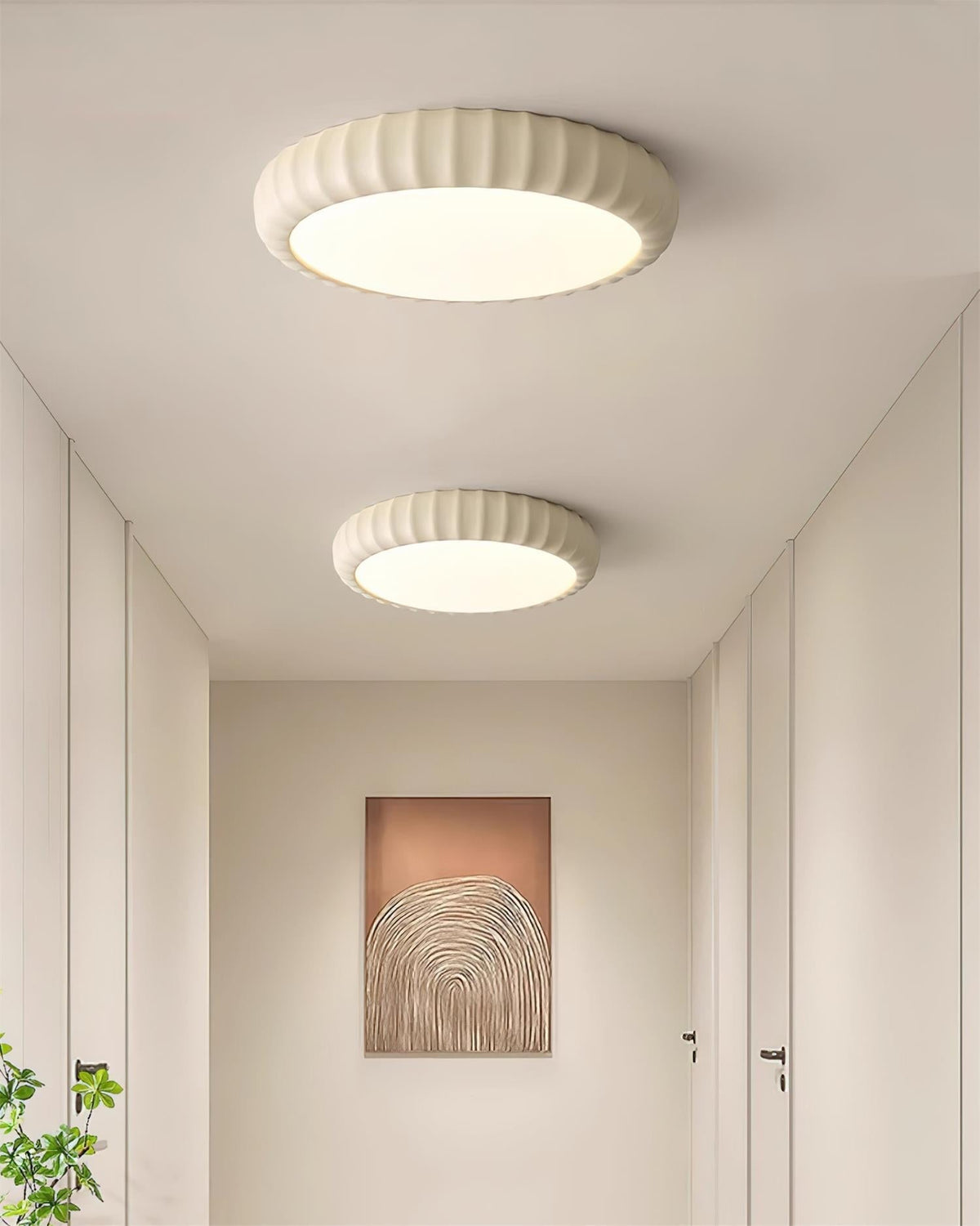 Moderne vlakke plafondlamp van hars in zachte groene kleur met minimalistisch ontwerp