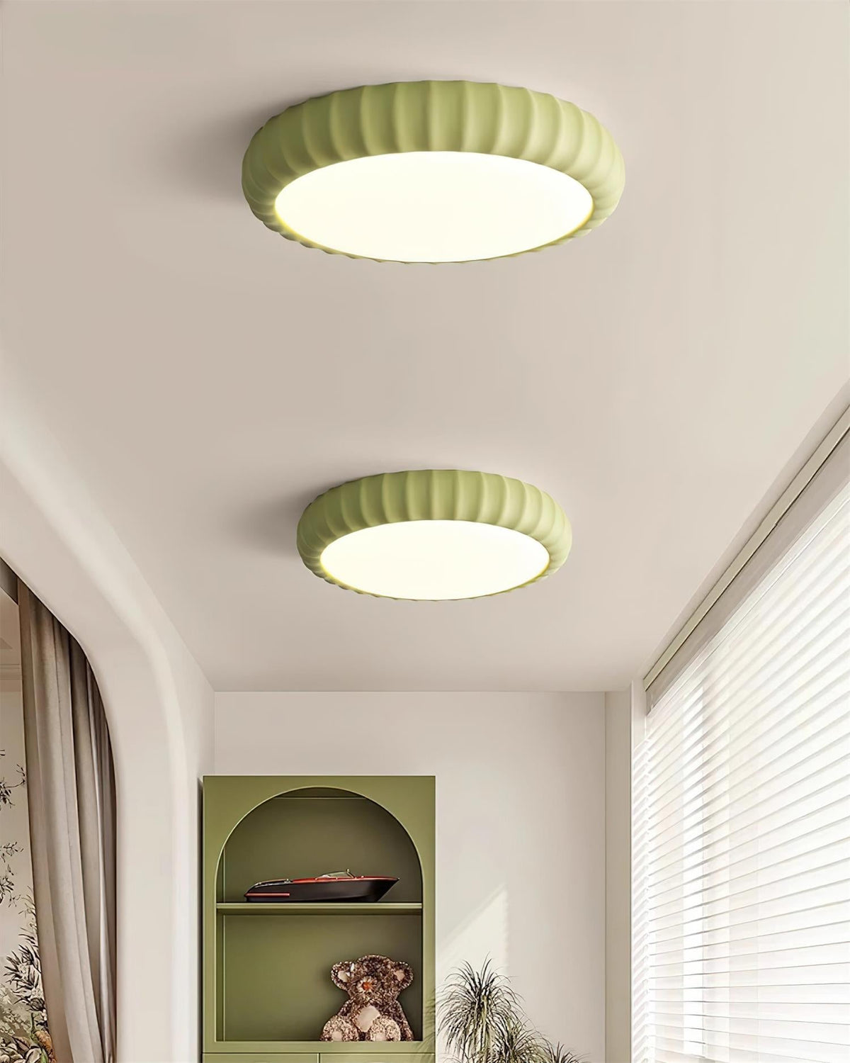 Moderne vlakke plafondlamp van hars in zachte groene kleur met minimalistisch ontwerp