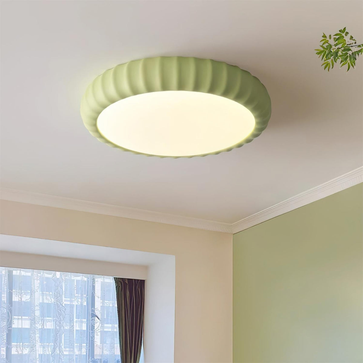 Moderne vlakke plafondlamp van hars in zachte groene kleur met minimalistisch ontwerp