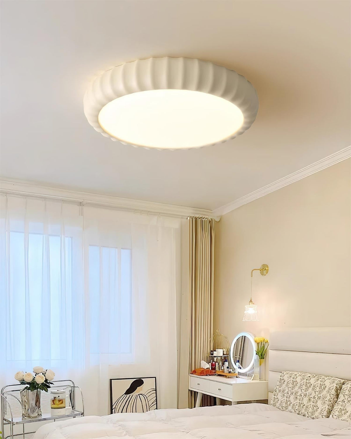 Moderne vlakke plafondlamp van hars in zachte groene kleur met minimalistisch ontwerp