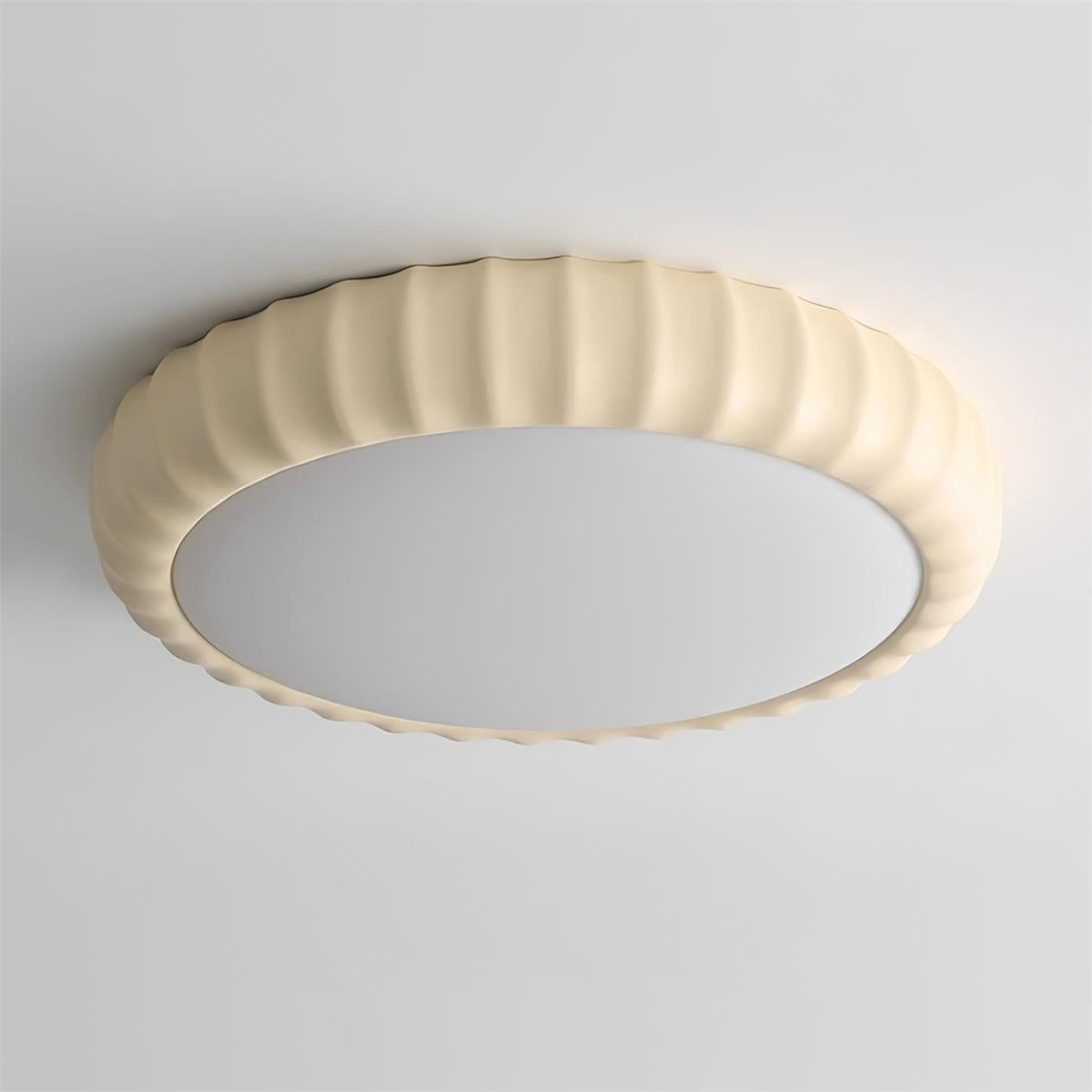 Moderne vlakke plafondlamp van hars in zachte groene kleur met minimalistisch ontwerp