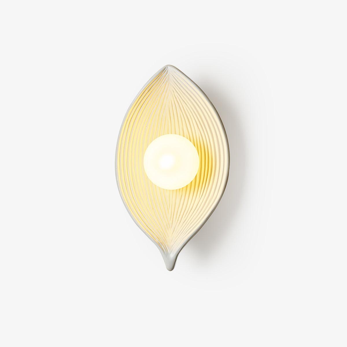 Lirixa wandlamp met bladmotief in hars en metaal