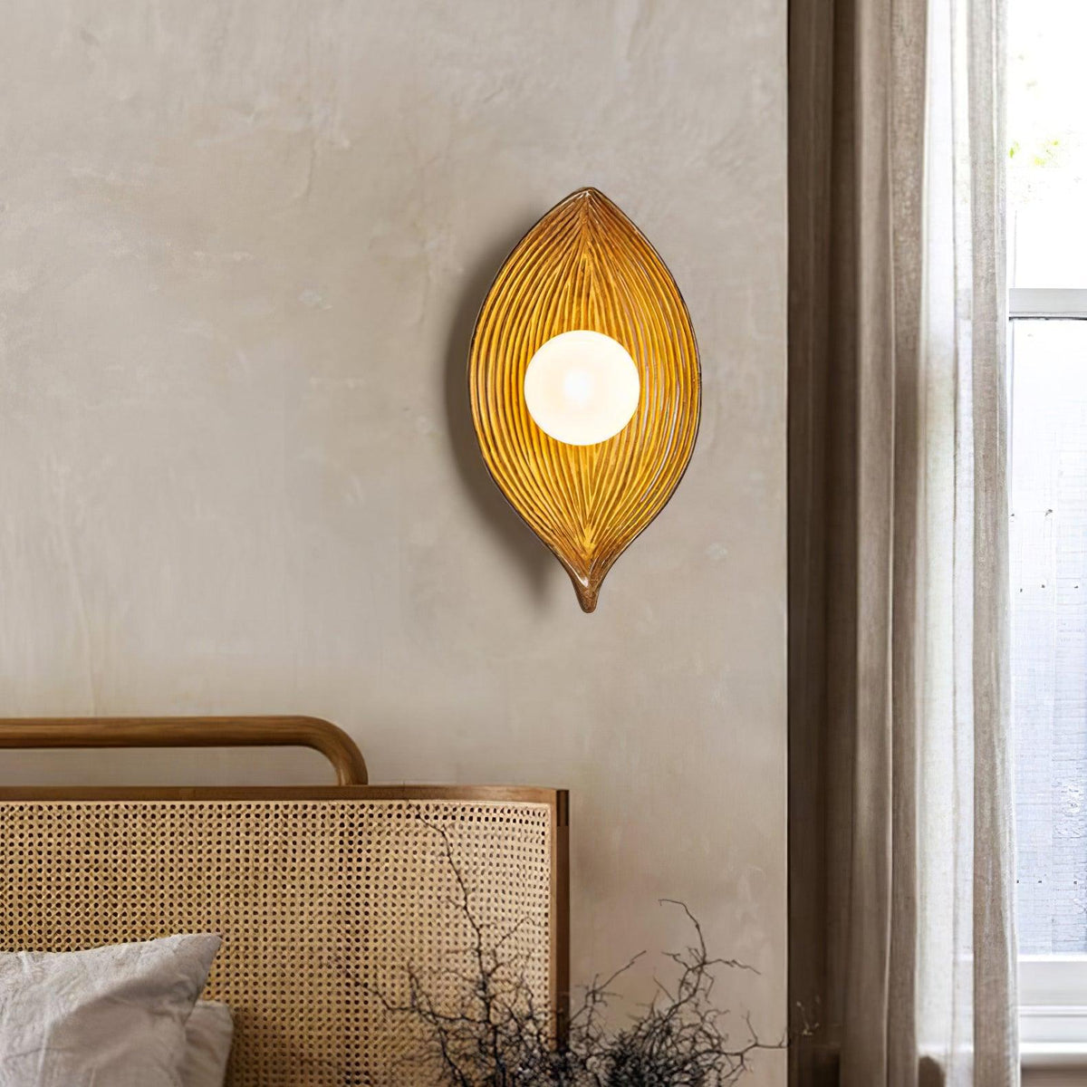 Lirixa wandlamp met bladmotief in hars en metaal